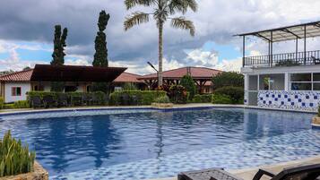 Piscine extérieure, parasols de plage, chaises longues