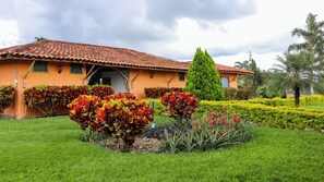 Vista frontal de la propiedad