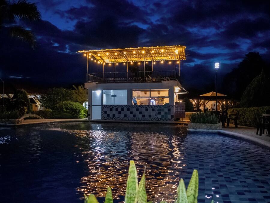 Een buitenzwembad, parasols voor strand/zwembad