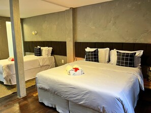 Superior suite | Een minibar, verduisterende gordijnen, een strijkplank/strijkijzer
