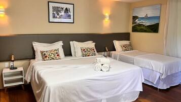 Suite Vista Vale, Primeiro andar | Frigobar, cortinas blackout, ferros/tábuas de passar roupa