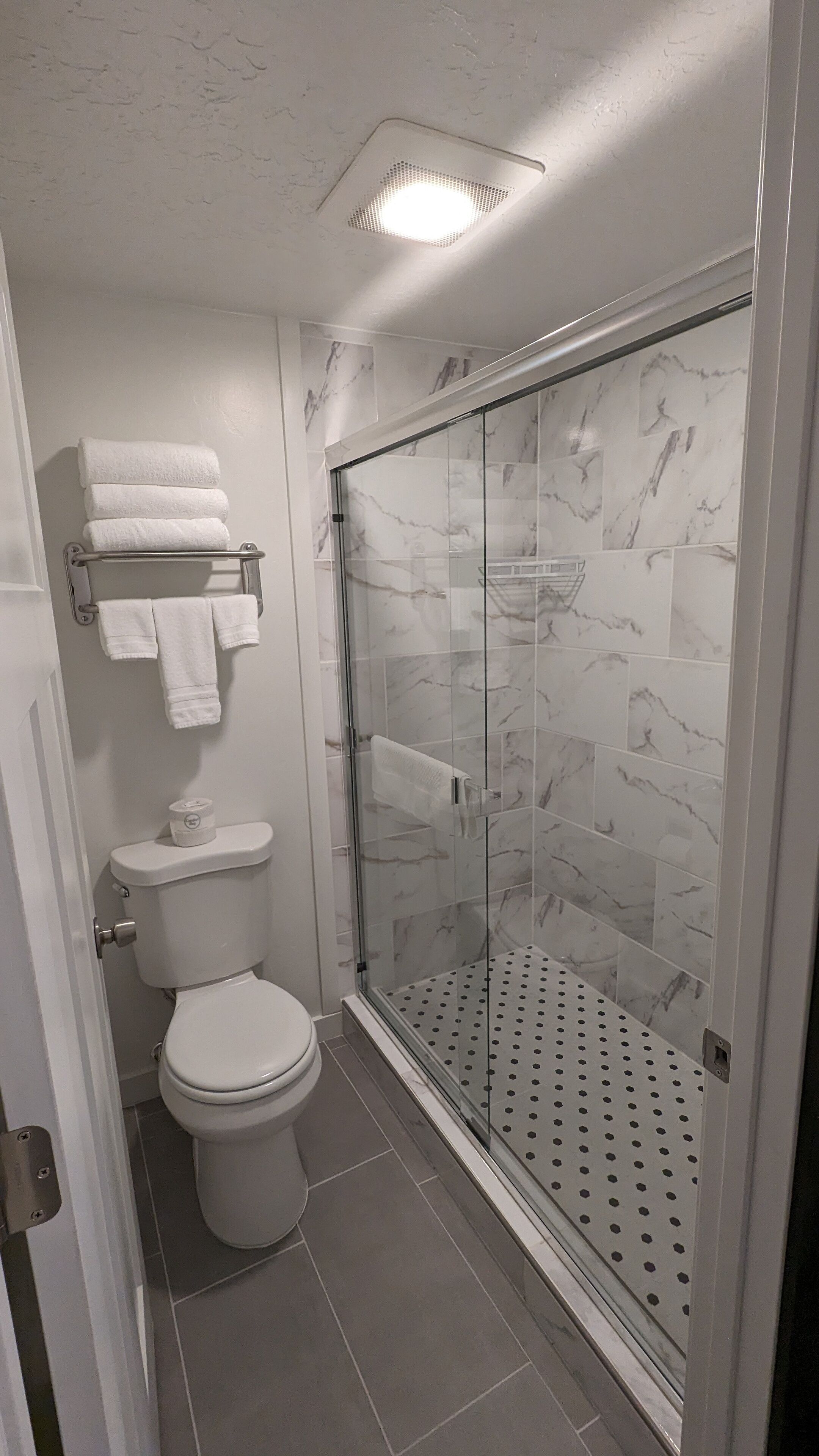 Room, 1 King Bed, Non Smoking | Bathroom | Combined shower/tub, free toiletries, hair dryer, towels