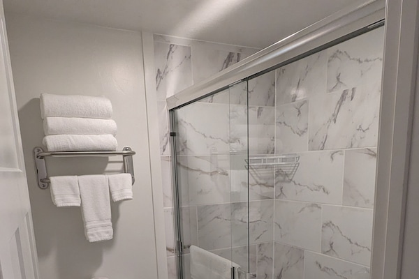 Chambre, 1 très grand lit, non-fumeurs | Salle de bain | Ensemble douche/baignoire, articles de toilette gratuits, sèche-cheveux