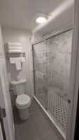 Bañera con ducha, artículos de tocador gratuitos, secador de pelo