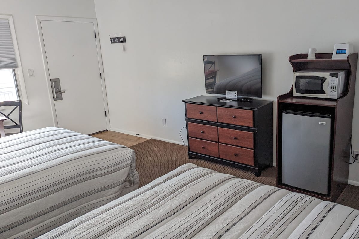 Room, 2 Queen Beds, Non Smoking