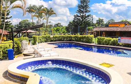 Outdoor pool, open 9:00 AM to 10:00 PM, pool loungers. Hotel Quindio Campestre