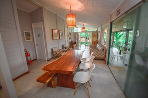 Una televisión de pantalla plana