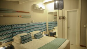 Luksussuite | Minibar, blendingsgardiner, wi-fi (inkludert) og individuelt innredet