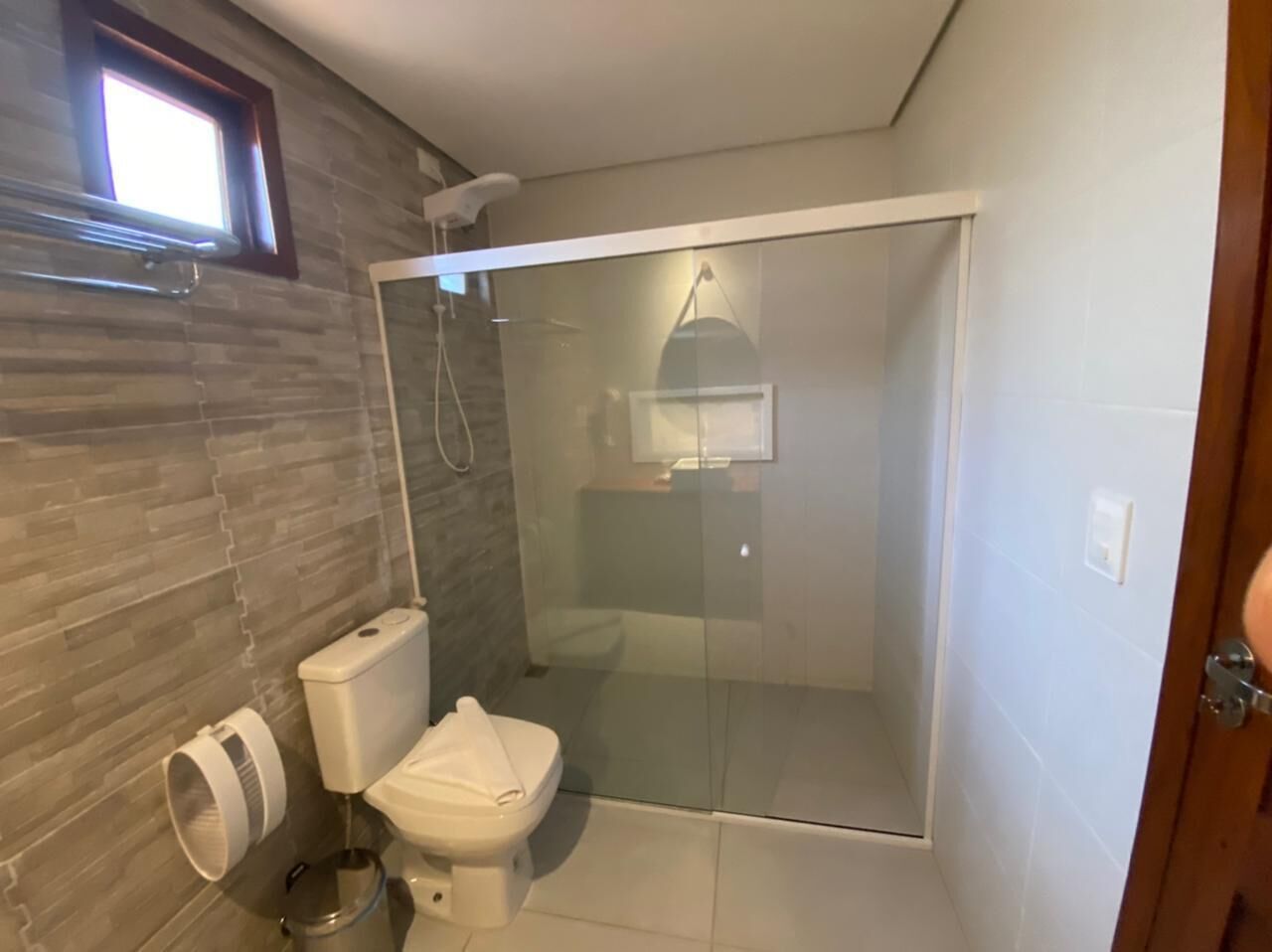 Een douche, gratis toiletartikelen, een haardroger, handdoeken