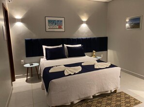 Minibar, escritorio, cortinas blackout y ropa de cama 