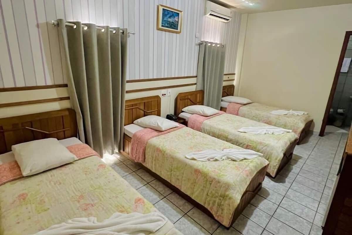 Habitación cuádruple | Ropa de cama de alta calidad, minibar, wifi gratis y ropa de cama