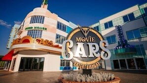 Um edifício com uma placa que diz "MOVIE CARS ENTERTAINMENT".