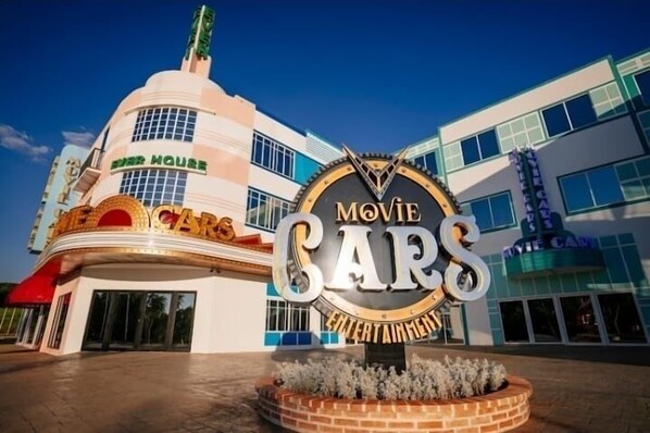 A building with a sign that reads "MOVIE CARS ENTERTAINMENT." - Hotel Tulipa (Foz do Iguaçu)