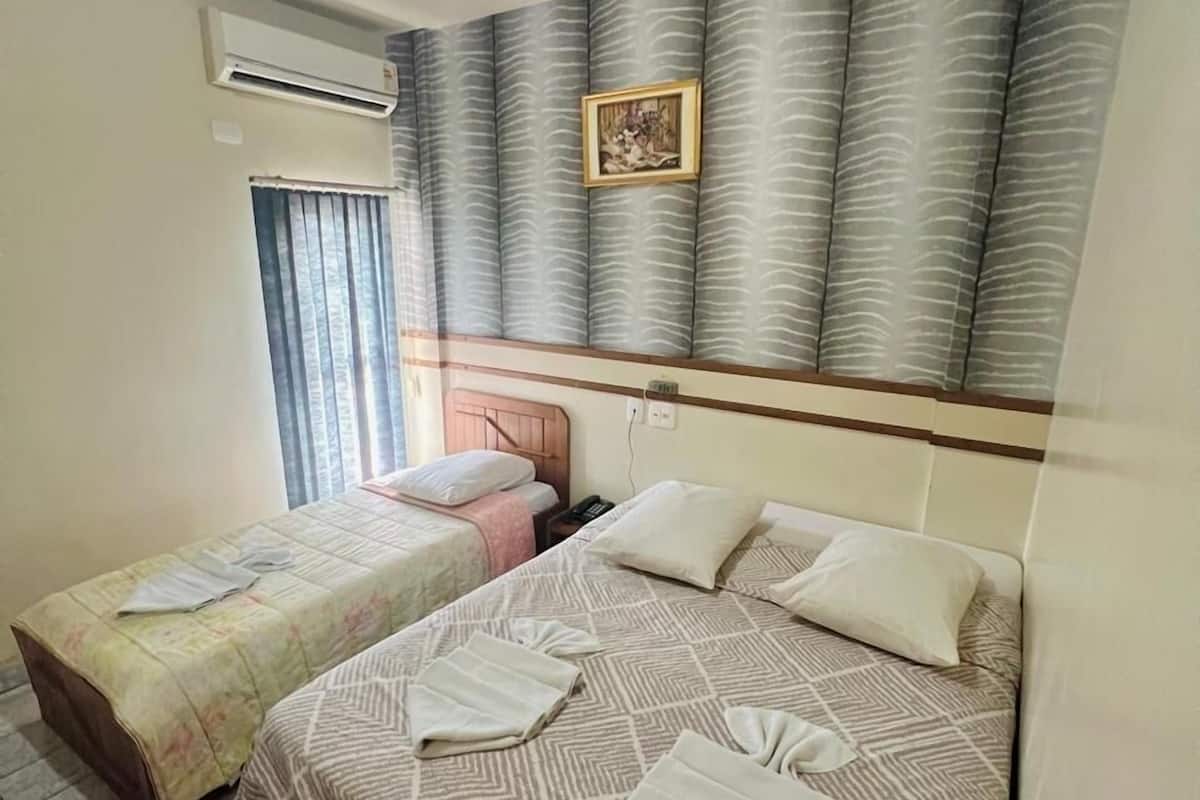Habitación triple | Ropa de cama de alta calidad, minibar, wifi gratis y ropa de cama