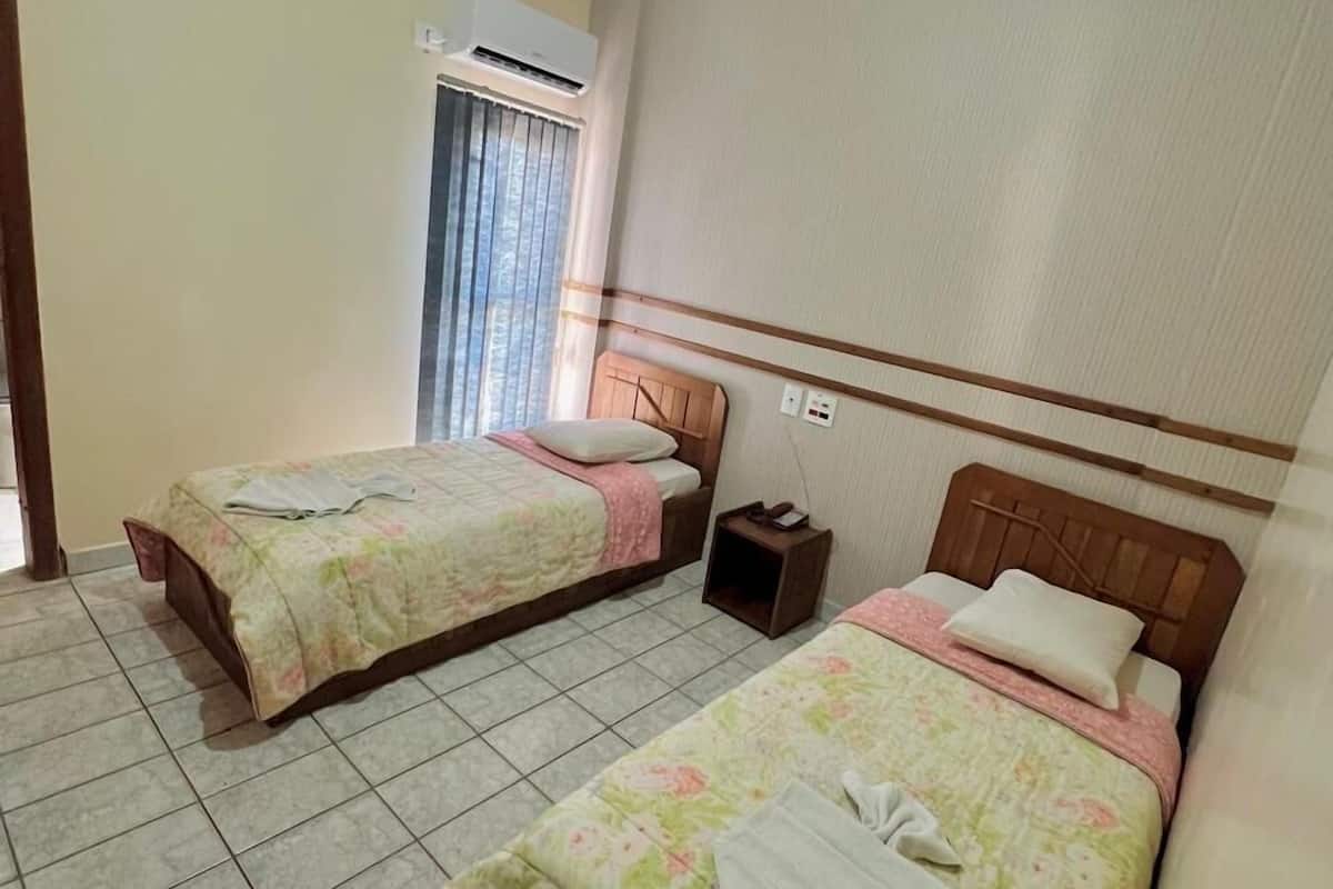 Habitación básica con 2 camas individuales (2 Twin Beds) | Ropa de cama de alta calidad, minibar, wifi gratis y ropa de cama
