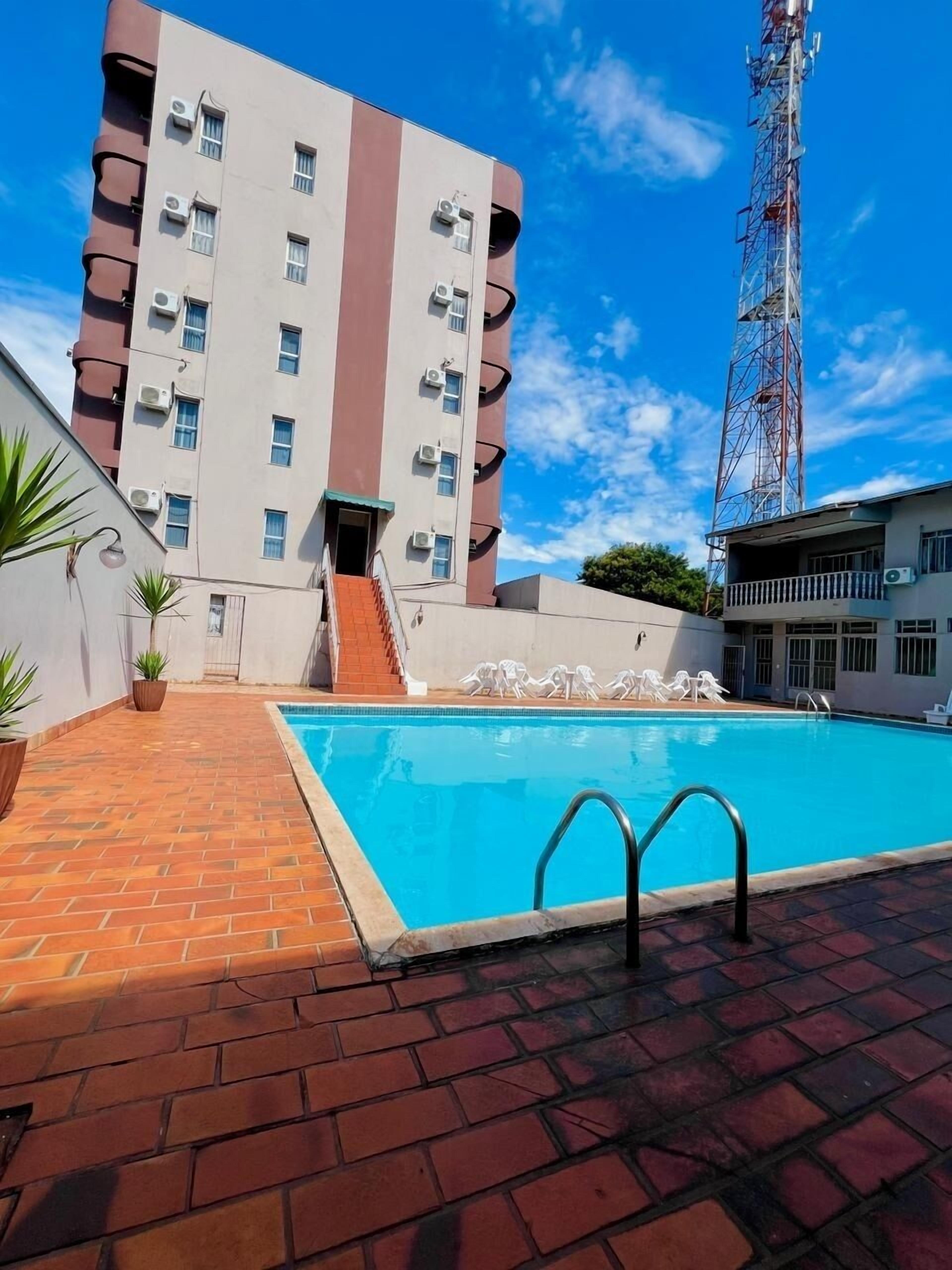 Piscina externa, espreguiçadeiras