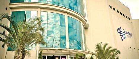 A modern building with a glass facade and a sign for "Cataratas Shopping."