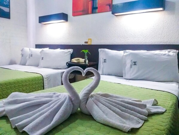 Desk, free WiFi, bed sheets - Hotel Trevi (Salamanca)