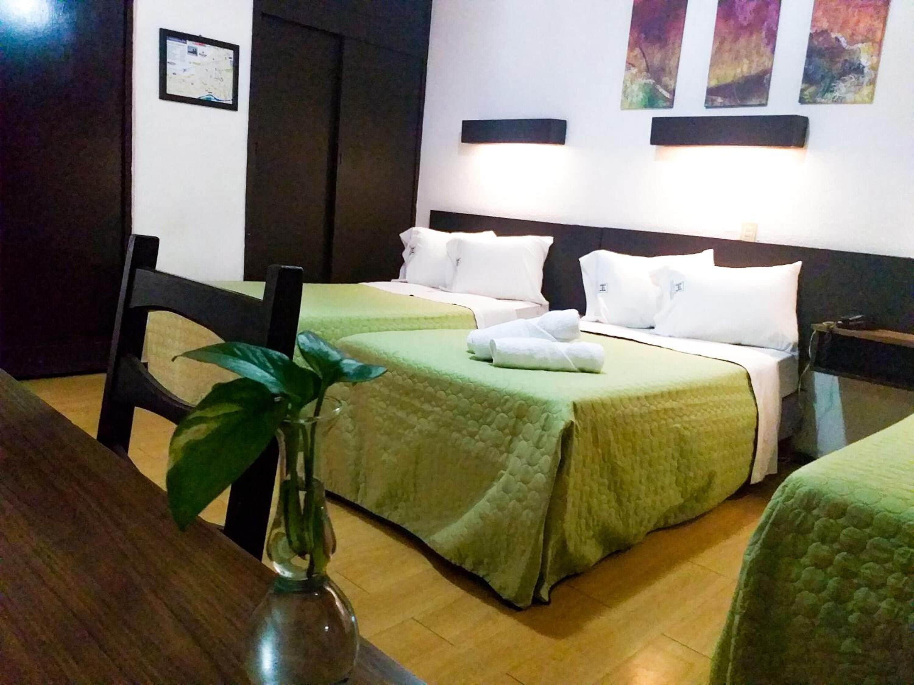 Escritorio, wifi gratis y ropa de cama 