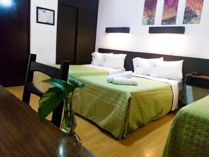 Desk, free WiFi, bed sheets - Hotel Trevi (Salamanca)