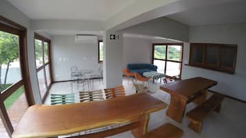 Área de estar no saguão