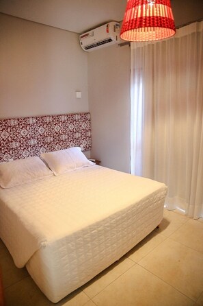 スタンダード スイート クイーンベッド 1 台 | ミニバー、遮光カーテン、WiFi (無料)、ベッドシーツ