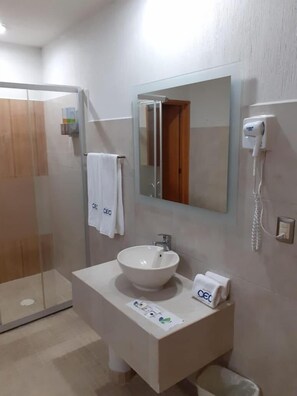 Ducha, artículos de higiene personal gratuitos y toallas