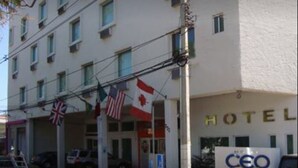 Un hotel con varias banderas, incluyendo la bandera británica, la bandera estadounidense y la bandera canadiense.