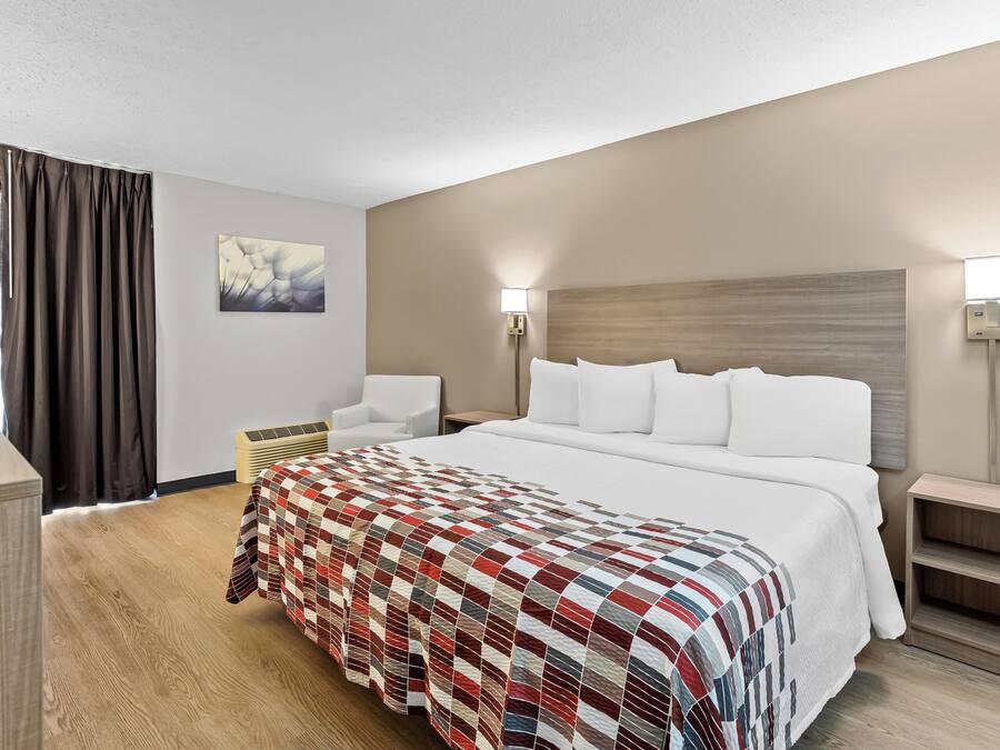 Een bureau, verduisterende gordijnen, een strijkplank/strijkijzer