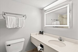 Combined shower/bathtub, free toiletries, hair dryer, towels - Red Roof Inn Cambridge, OH (Cambridge)