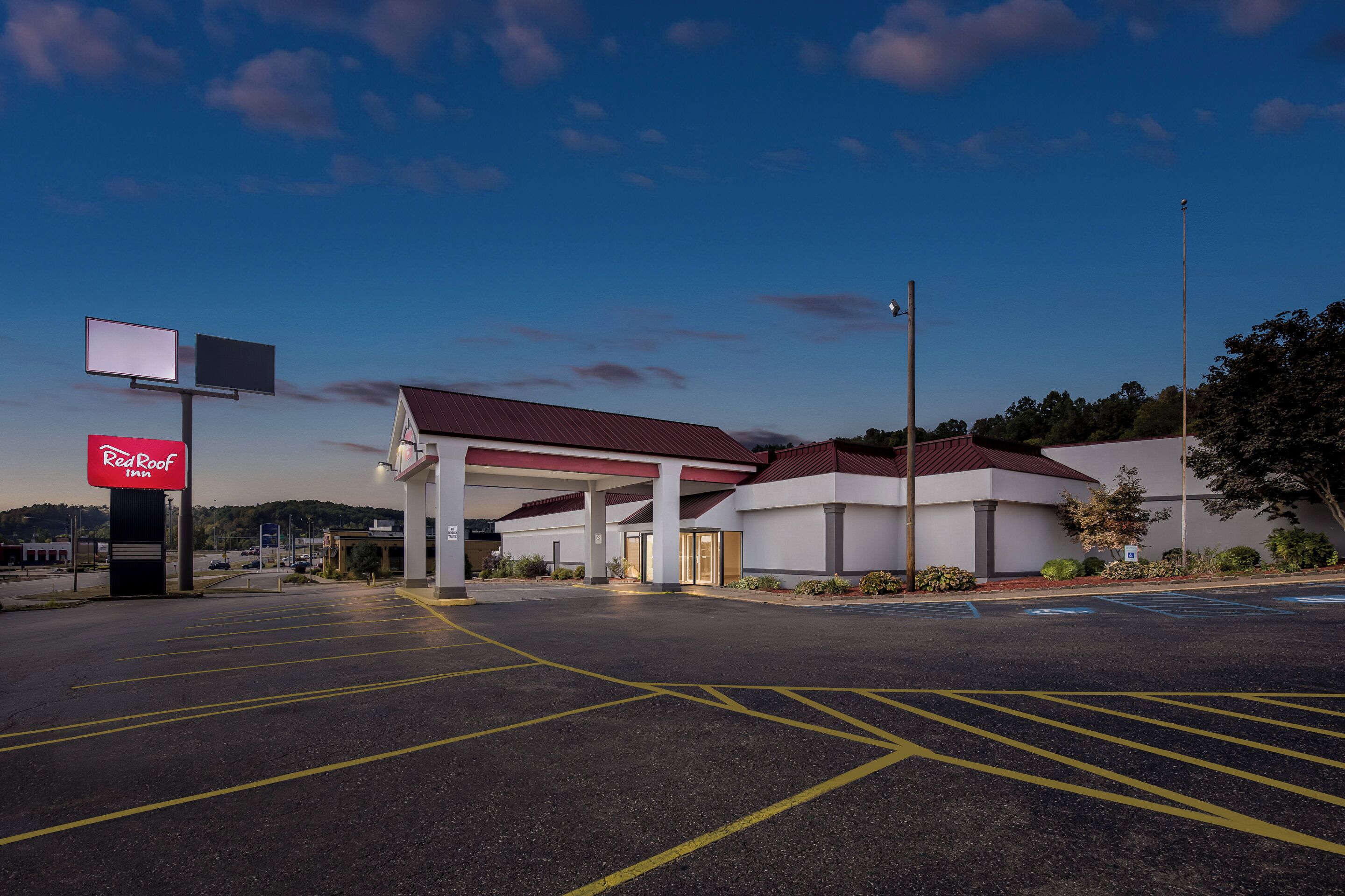 واجهة المنشأة - في المساء/الليل