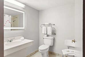 Kombination af bruser/badekar, gratis toiletartikler, hårtørrer