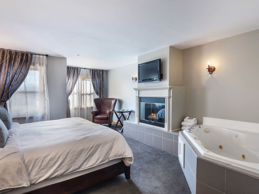 Deluxe Room, 1 King Bed | Jetted bathtub