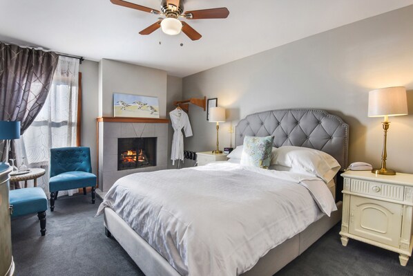 Chambre, 1 grand lit, foyer | Ameublement unique, accès au Wi-Fi (inclus), literie fournie