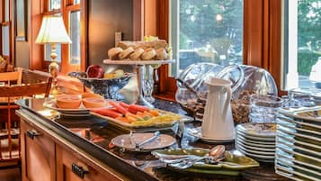 Free daily buffet breakfast