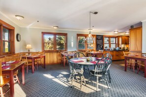 Déjeuner complet gratuit tous les jours