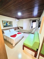 Minibar, escritorio y wifi gratis
