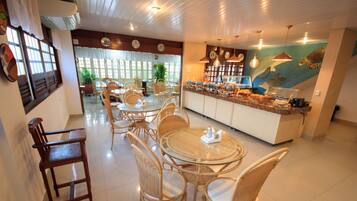 Café da manhã com buffet grátis todos os dias