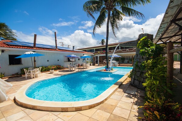 Una piscina al aire libre