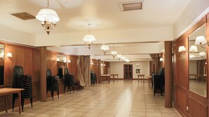A spacious hotel lobby with multiple seating areas, including chairs and tables, and a large mirror reflecting the room. - Julio Cesar Hotel (Posadas)