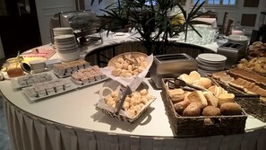 Free daily buffet breakfast - Julio Cesar Hotel (Posadas)