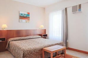 ميني بار وخزنة داخل الغرفة ومكتب وستائر تعتيم