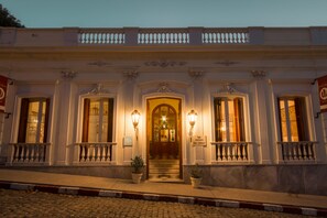 Fassade der Unterkunft – Abend/Nacht