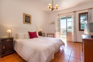 Dobbeltrom – superior, 1 dobbeltseng | Skrivebord for bærbar PC og sengetøy