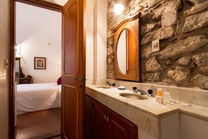 Standard-Doppelzimmer, 1 Doppelbett | Badezimmer | Dusche, Haartrockner, Handtücher