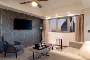 Minibar, escritorio, wifi gratis y ropa de cama 