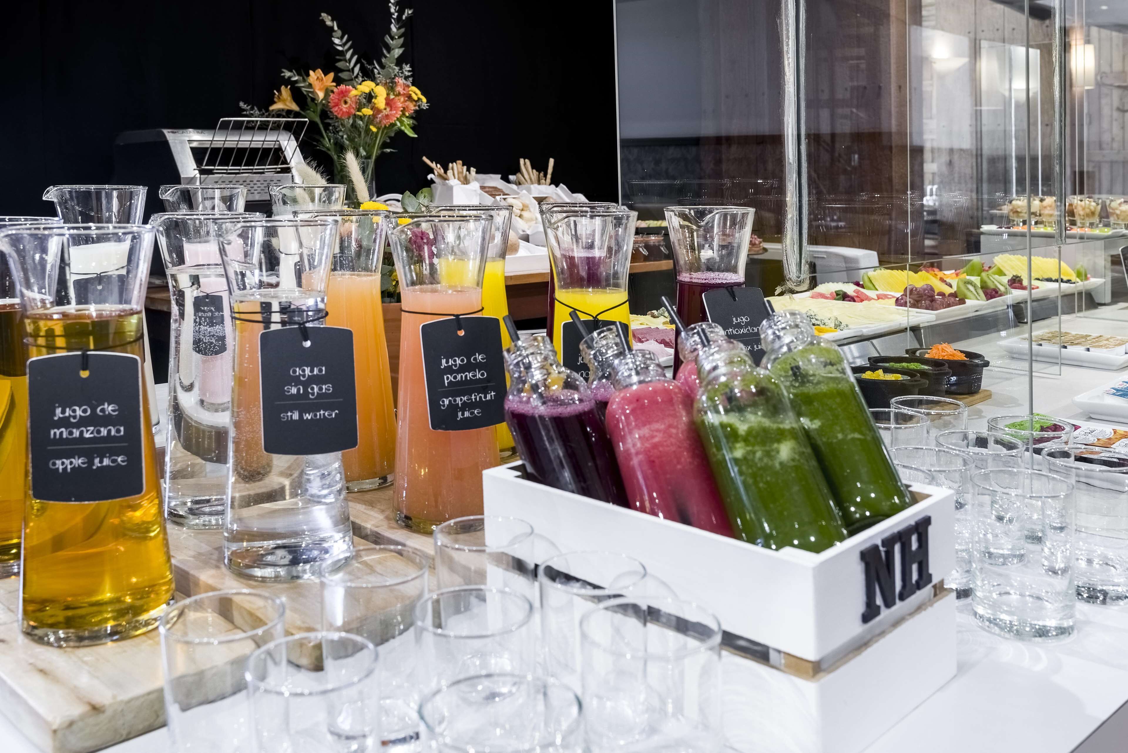 En buffé med olika sorters juicer och ett urval av rätter.