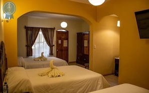 Desk, laptop workspace, free WiFi, bed sheets - Hotel y Restaurante Casa Texel (Panajachel)