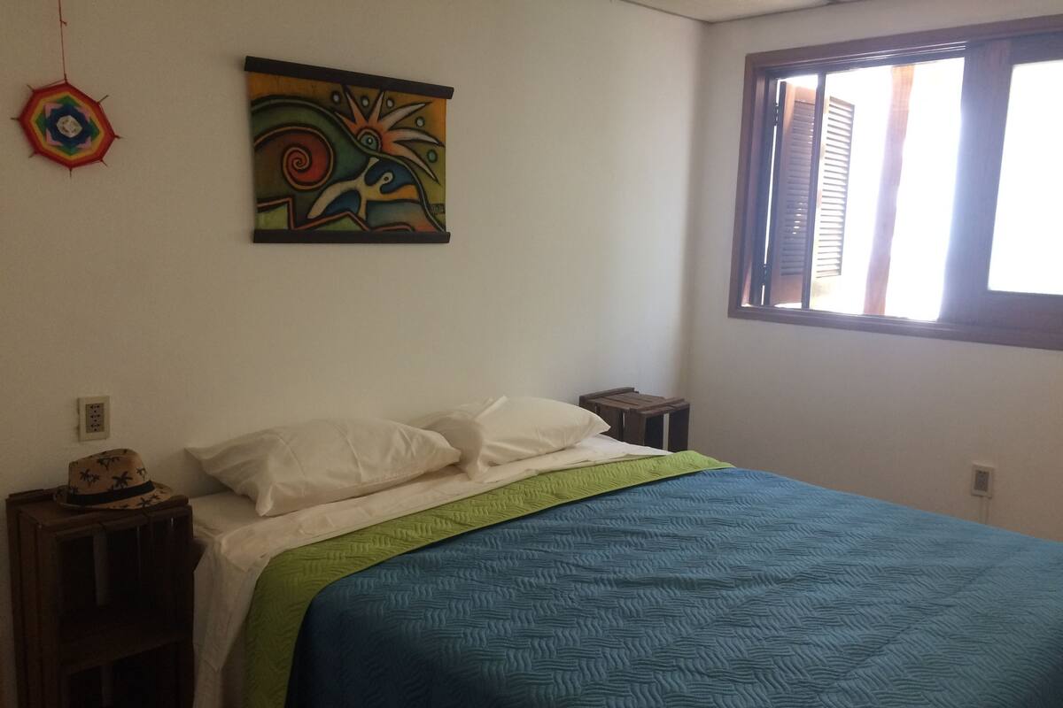Basic Room, 1 Katil Kelamin (Double), Courtyard View | Peralatan tempat tidur premium, peti besi dalam bilik