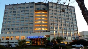 A multi-story hotel with a prominent entrance labeled "Hotel Quirinale." - Quirinale Hotel (Colon)